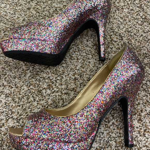 Candie’s Glitter Platform Heels - Picture 2 of 4